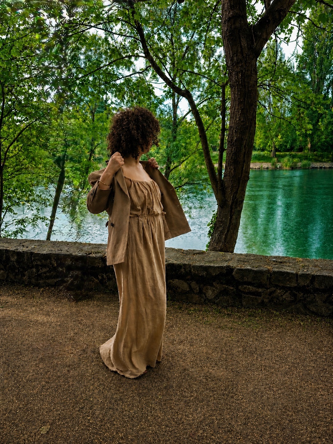 Une femme au bord de l’eau, entourée d’arbres